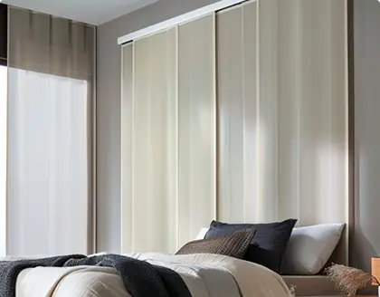 Beige, blickdichte Flächenvorhänge verdecken das Fenster im Schlafzimmer