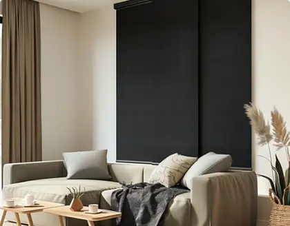 Dunkelgraue Schiebegardinen, passend zum Ambiente im Wohnzimmer, verdecken die Sicht nach draußen