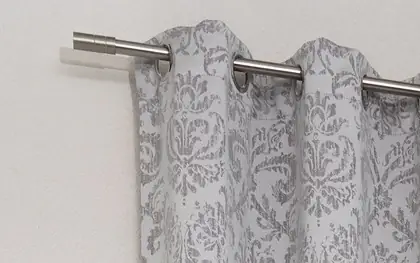 Foto von grau gemusterter gardine mit Ösenschal und silberner Gardinenstange
