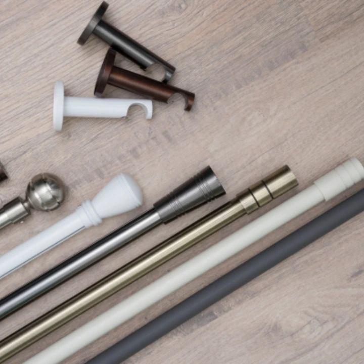 Gardinenstangen mit verschiedenen Endstücken und Wandhalterungen in vielen Farben