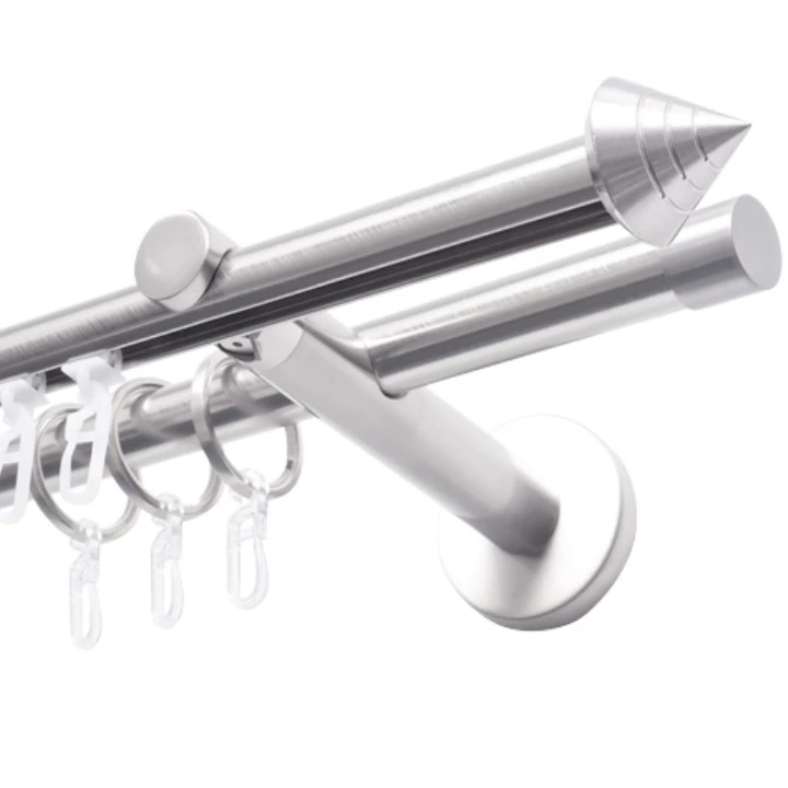 Silberne Gardinenstangen mit mehreren Läufen, Wandhalterung, Gardinenhaken und Gardinenringen