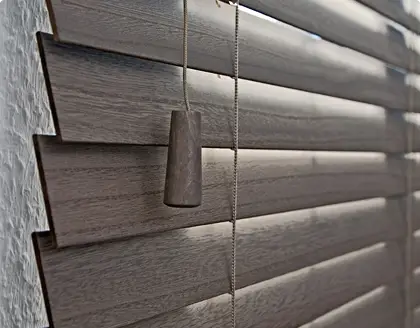 Holzjalousie in braun mit Bedienschnur
