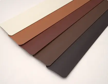 Jalousien Farbauswahl aufgereiht