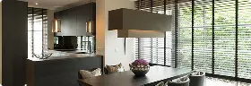 Jalousien als Sonnenschutz in der Küche