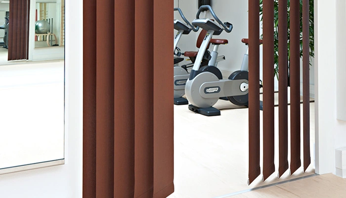 Lamellenvorhang in Braun als Raumteiler zwischen Flur und Fitnessraum 