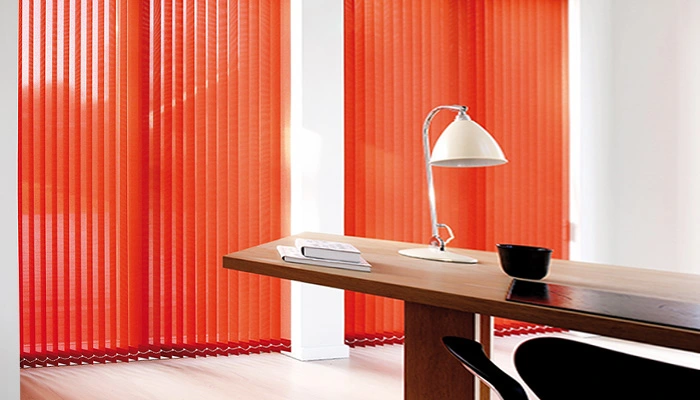 Roter Lamellenvorhang im Arbeitszimmer an großer Fensterfront