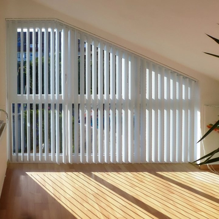 Halbgeöffnete Lamellen an einem Fünfeckfenster