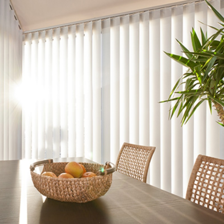 Heller, großer Lamellenvorhang am Eckfenster im Esszimmer