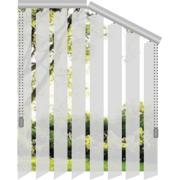 Lamellenvorhang mit geradem und geneigtem Profil am Fenster