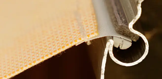 Nahaufnahme von einem Markisenstoff platziert in einem Keder