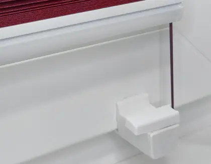 Klemmträger am Fensterflügel in Weiß
