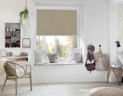 beiges Sonnenschutz Rollo