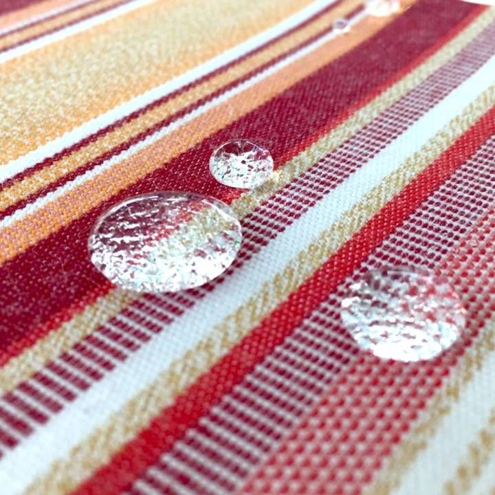 Wassertropfen auf Stoff