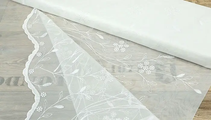 Foto von einer Gardinenstoffrolle die meterlang ist