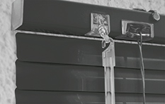 schwarze Jalousien maßgefertigt - online bestellen