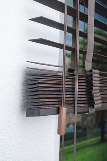 Bedienung Holzjalousie, Maßanfertigung Holzjalousien